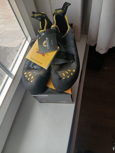 Sportiva climbing shoes - ,