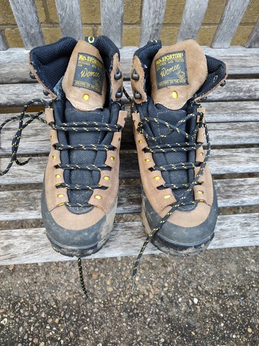 Sportiva women walking - la,